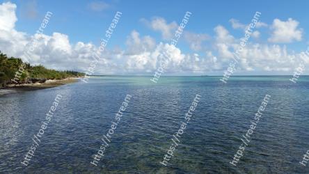 Body of water, Sea, Sky, Water resources, Water, Ocean, Coastal and oceanic landforms, Coast, Shore, Horizon 