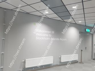 Ceiling, Wall, Lighting, Glass, Room, Building, Architecture, Interior design, Office, Aluminium 