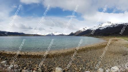 Water, Reflection, Sky, Water resources, Wave, Geological phenomenon, Sea, Geology, Cloud, Winter 