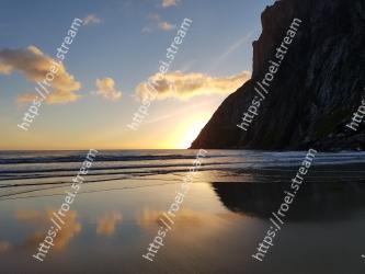 Body of water, Sky, Sea, Nature, Coast, Ocean, Water, Horizon, Wave, Shore 