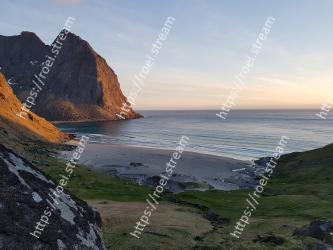 Body of water, Coast, Headland, Sea, Cliff, Coastal and oceanic landforms, Sky, Promontory, Ocean, Klippe 