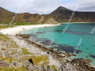 Body of water, Coast, Sea, Beach, Shore, Coastal and oceanic landforms, Promontory, Mountain, Natural landscape, Bay 