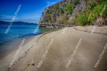 Body of water, Coast, Beach, Shore, Sea, Coastal and oceanic landforms, Sand, Bay, Ocean, Sky 