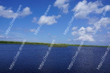 Body of water, Sky, Water resources, Blue, Water, Nature, Natural landscape, Horizon, Cloud, Lake 