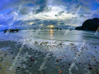 Body of water, Sky, Nature, Sea, Water, Ocean, Shore, Coast, Beach, Cloud 