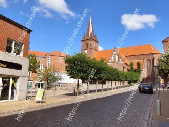 Town, Building, Neighbourhood, Property, Human settlement, City, Residential area, Public space, Architecture, Thoroughfare 