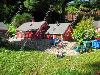 Yard, House, Cottage, Property, Grass, Backyard, Home, Garden, Land lot, Rural area 