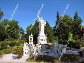 Landmark, Historic site, Memorial, Tree, Monument, Statue, Building, Architecture, Tourism, Temple 