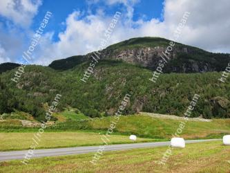 Highland, Mountainous landforms, Mountain, Hill, Grassland, Sky, Natural landscape, Wilderness, Cloud, Grass 